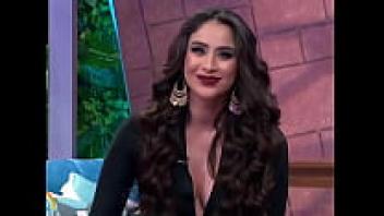 A stunning Latina mammatita
