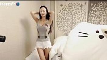 An attractive Korean girl's cam show!