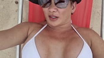 On the beach with Jhonny Hot1, who is married