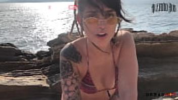 In order for us to have a beautiful romantic encounter, the pervert leads me to the rocks and displays her tits in the middle of the beach. RED FULL ON