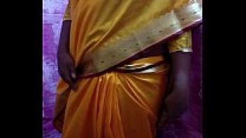 Desi Gorgeous Girl Wearing a Saree to Flaunt Her Assets