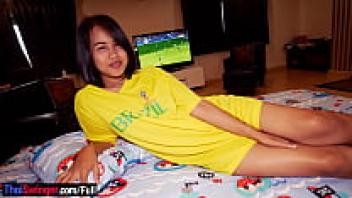 World Cup uniform Thai teenagers who love cowgirls and do their own homemade blowjobs