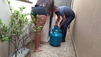 In order to avoid paying for cooking gas, a very attractive married woman requested it and engaged in oral sex with the delivery man.