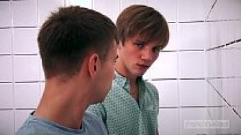 Love between twinks in the boys' restroom
