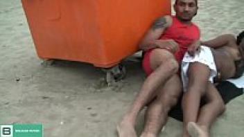In the sand of the beach castle Ceará, a couple is in love. (Entire video in red xvideos)