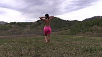 Beautiful ass running outside. In the outdoors, MILF undresses. PAWG.