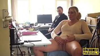 An English bird that loves to finger herself