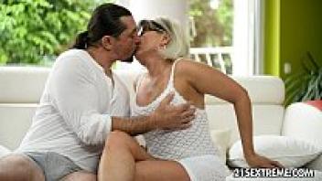 A giant cock is used by GILF Jessye to wrestle.