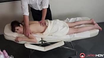 Yura Hitomi, a Japanese woman, received an uncensored massage