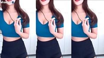 The second whistle dance of the day is performed by Korean girls.